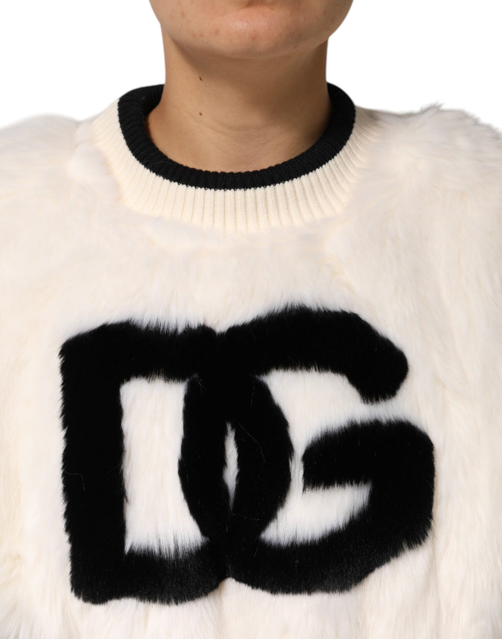 Sweatshirt cropped en fausse fourrure blanche Dolce & Gabbana avec logo DG, mode élégante et confortable.
