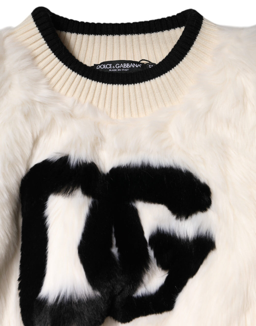 Sweat-shirt Dolce & Gabbana blanc en fausse fourrure courte avec logo DG visible, style décontracté et élégant.