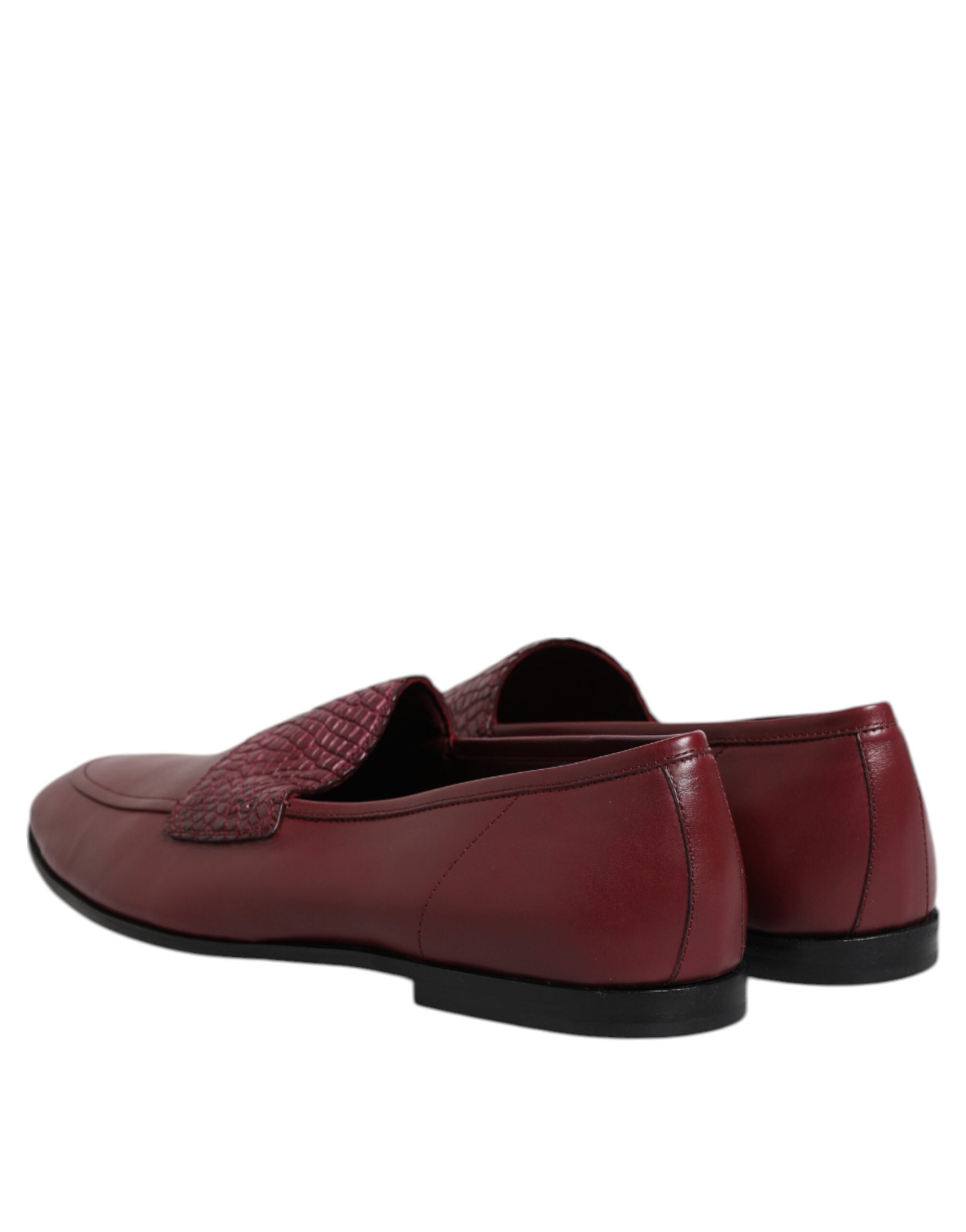 Chaussures formelles slip-on en cuir de veau bordeaux de Dolce & Gabbana, élégantes et sophistiquées.