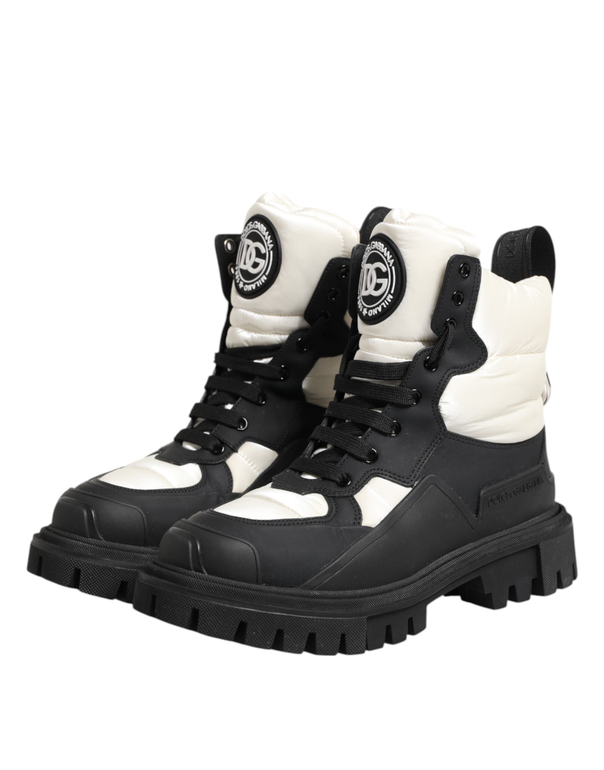 Bottes courtes Dolce & Gabbana noires et blanches en dentelle rembourrée avec laçage, style élégant et tendance.
