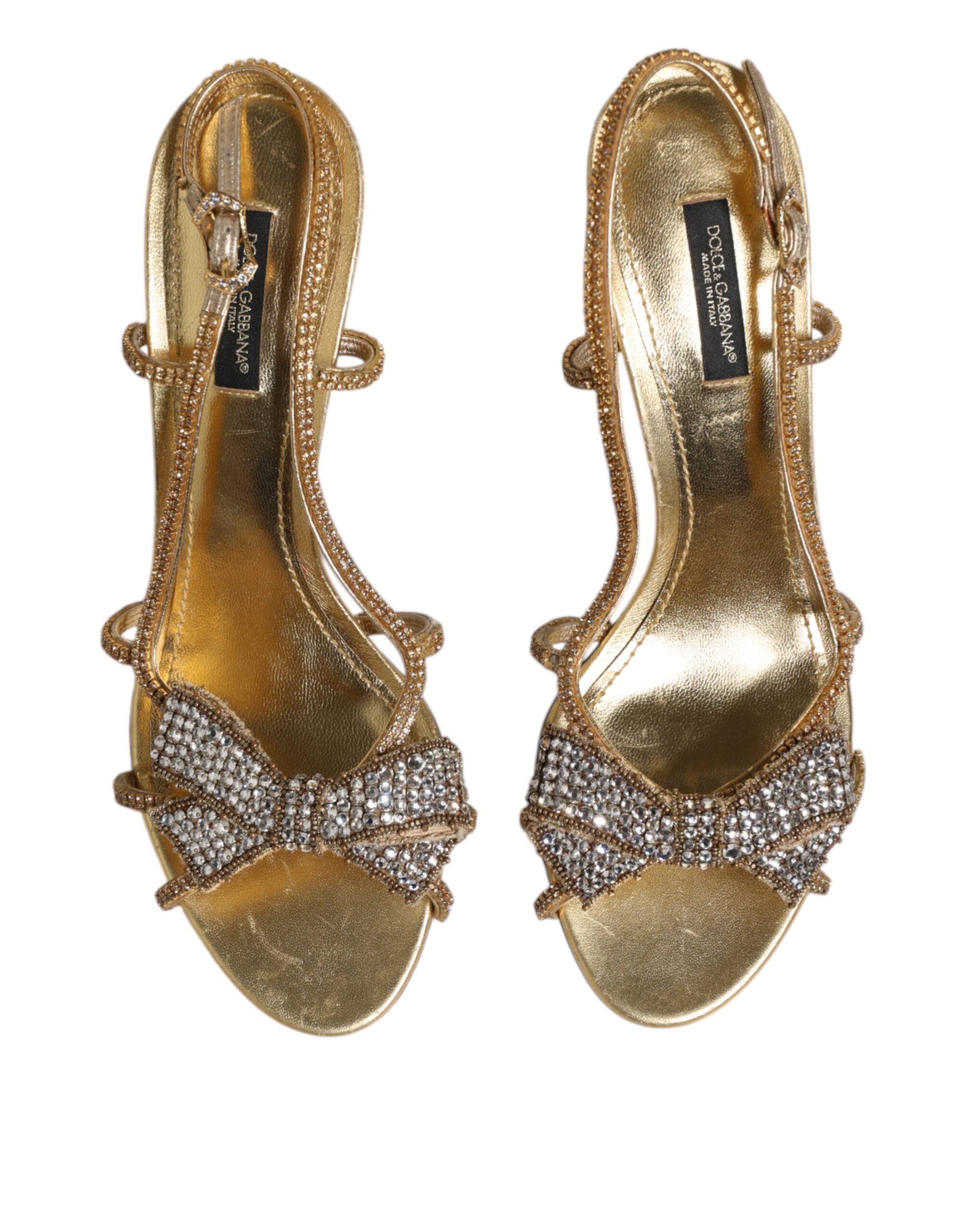 Sandales à talons dorés Dolce & Gabbana avec bride à la cheville et strass, élégantes et sophistiquées.