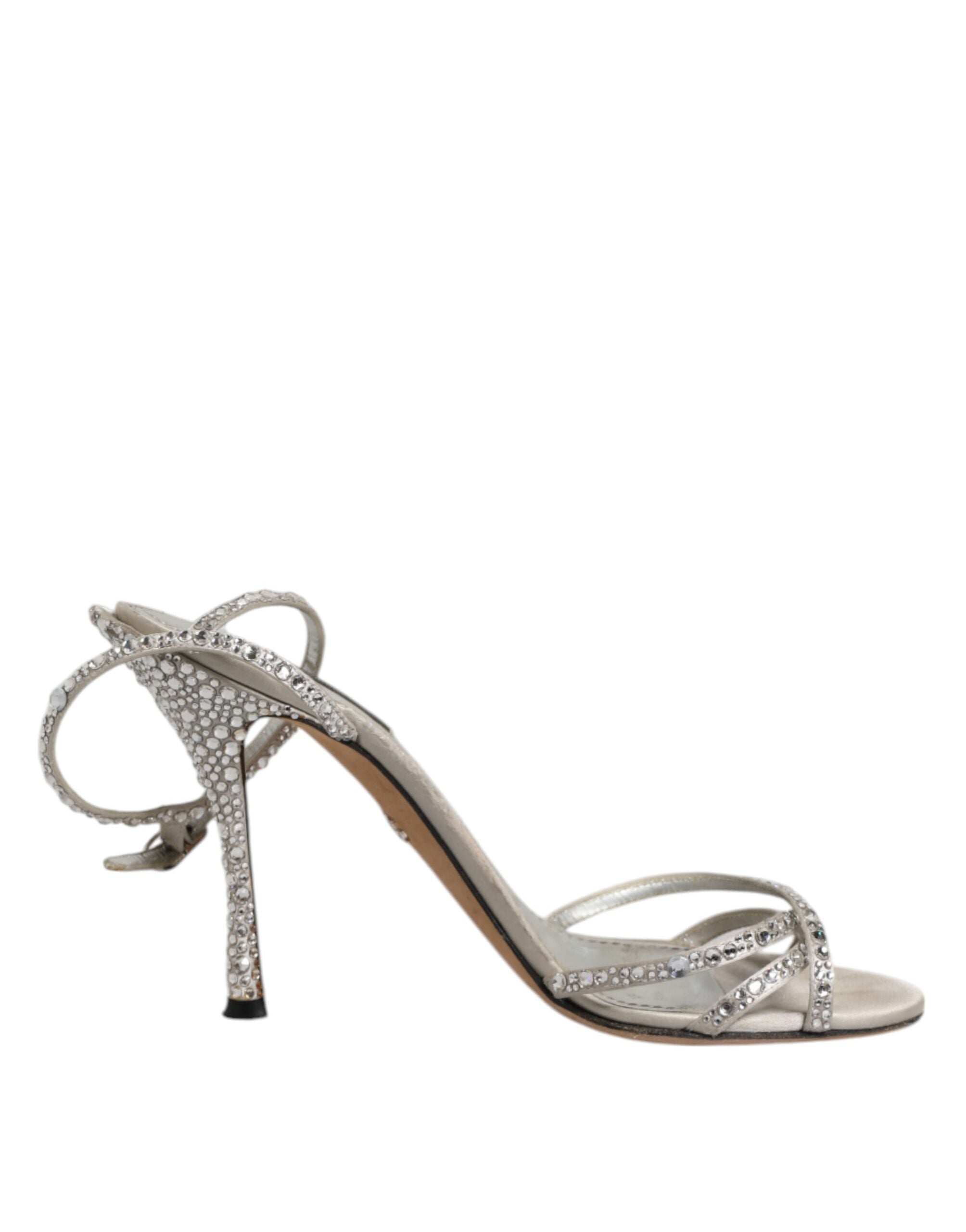 Sandales à talons Dolce & Gabbana KEIRA en strass argenté avec bride à la cheville, chaussures élégantes en image.