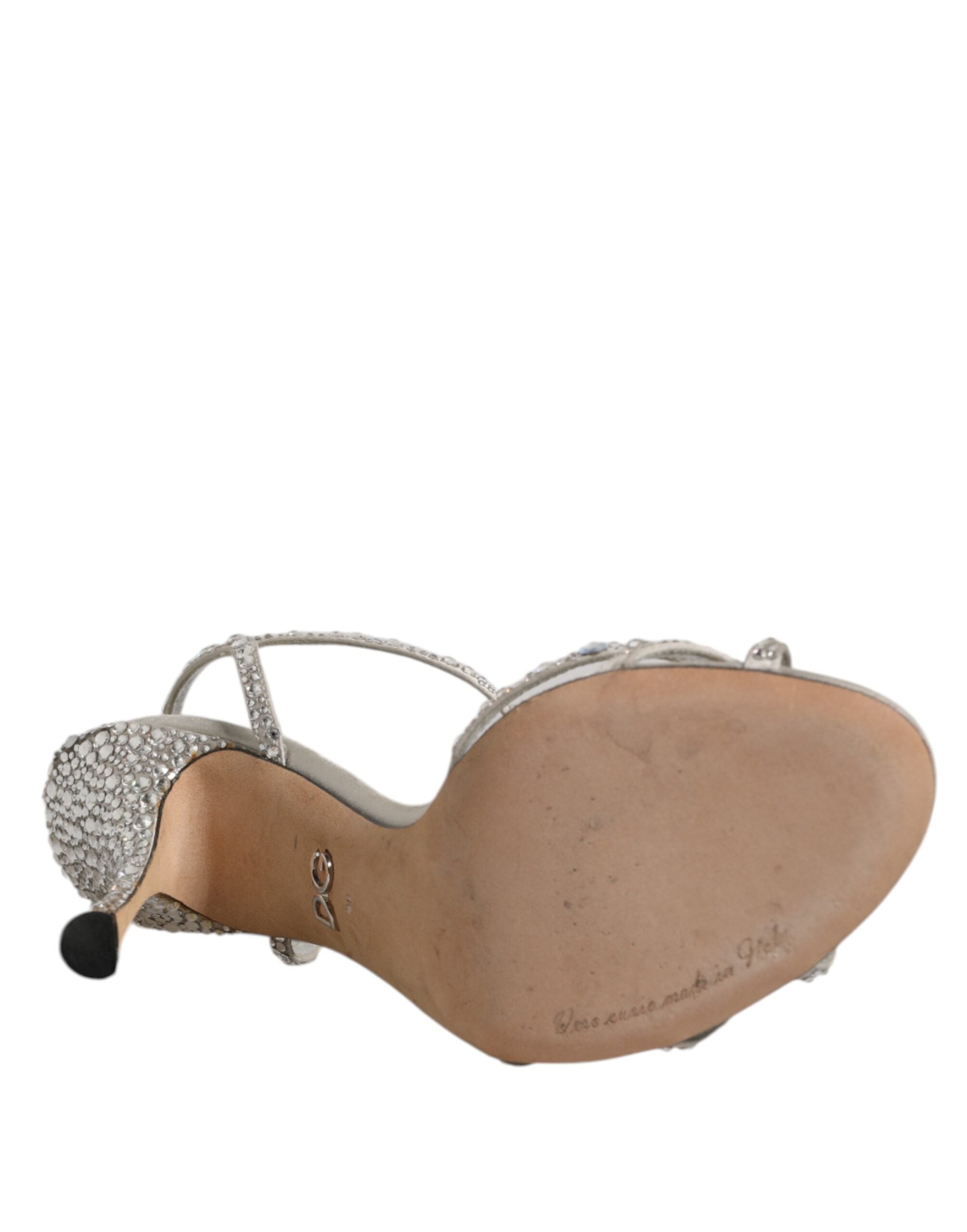 Sandales à talons Dolce & Gabbana KEIRA en argent avec bride à la cheville et strass, vue de côté.