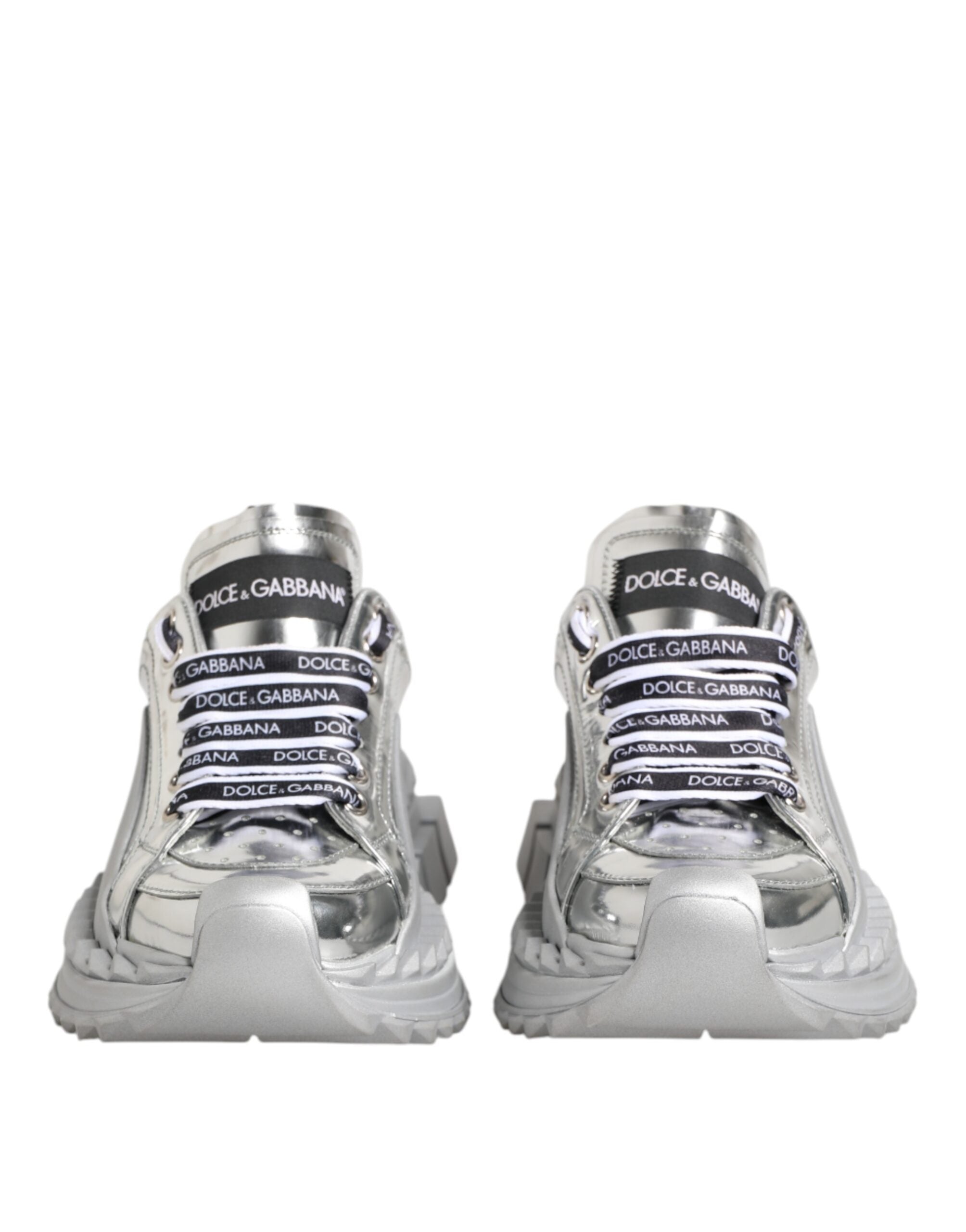 Chaussures sneakers Dolce & Gabbana Super Queen en cuir argenté, vue de face, avec détails élégants et logo de la marque.