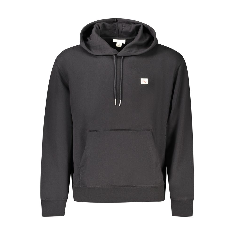 Sweatshirt homme en coton noir de Calvin Klein, style décontracté avec logo discret, porté sur un mannequin.