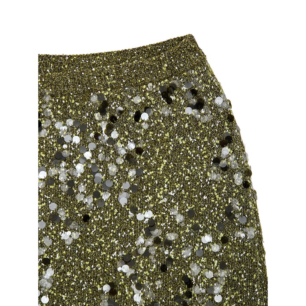 Jupe courte en viscose verte Gucci avec détails élégants, portée par un mannequin sur fond neutre.