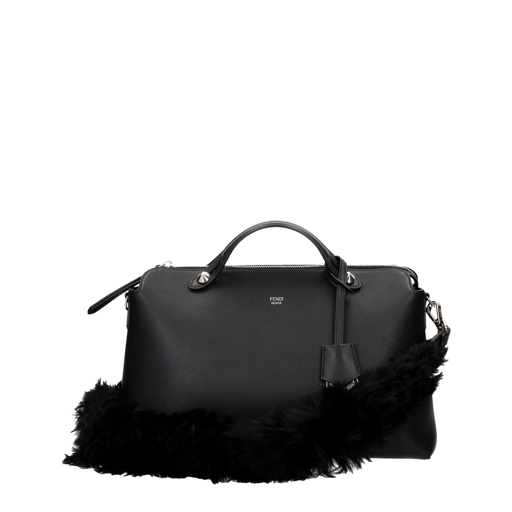 Sac à bandoulière en cuir noir de Fendi, élégant et sophistiqué, avec détails de la marque visible sur l'image.