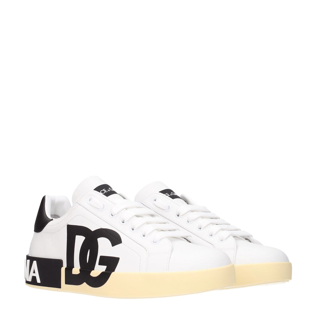 Chaussures sneakers basses en cuir blanc Dolce & Gabbana, élégantes et modernes, visibles de face avec semelle blanche.