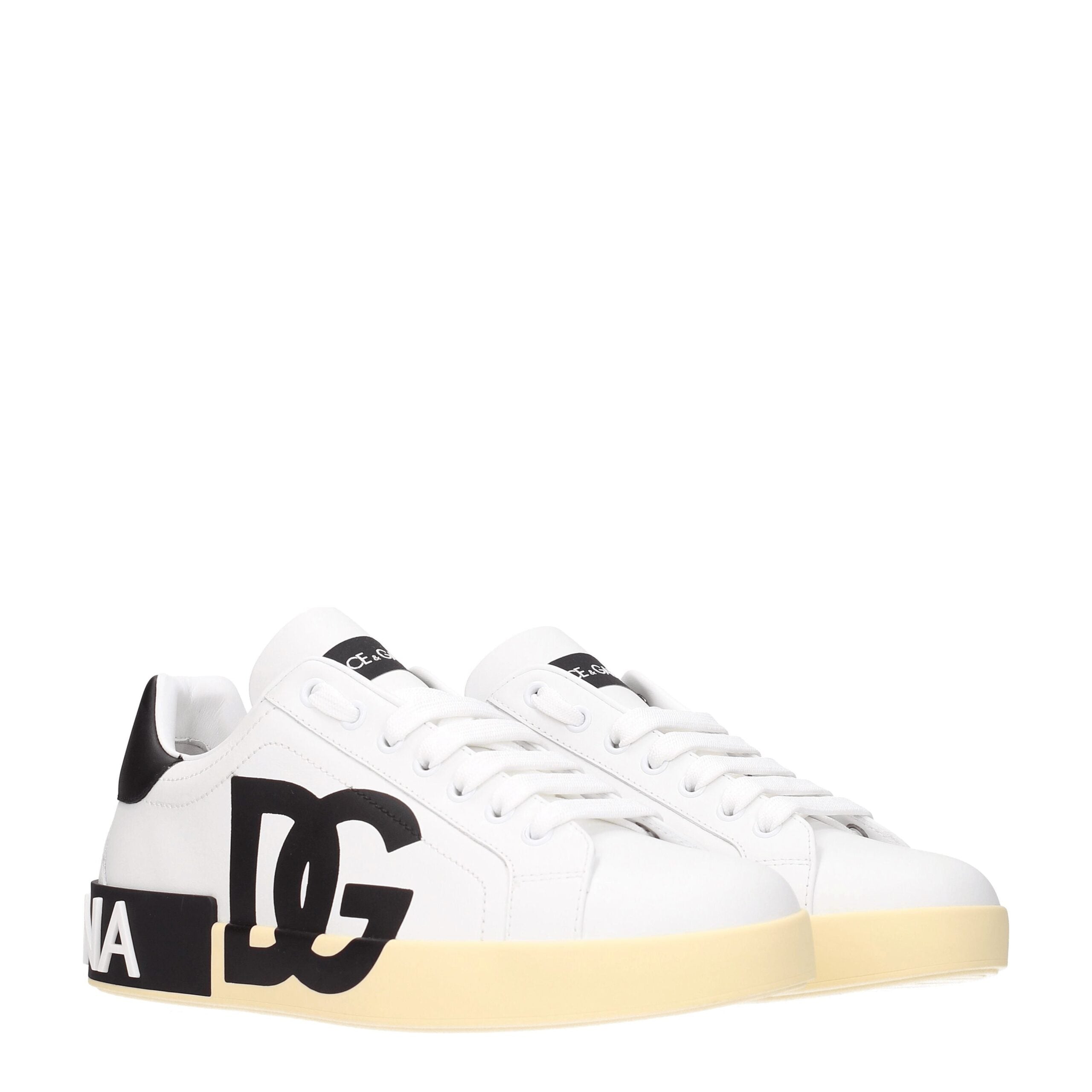 Chaussures sneakers basses en cuir blanc Dolce & Gabbana, élégantes et modernes, visibles de face avec semelle blanche.