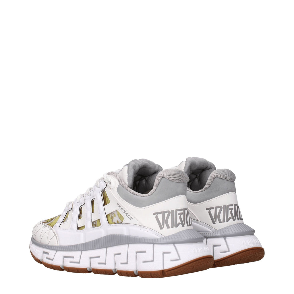 Chaussures de sport blanches en cuir Versace, baskets athlétiques élégantes avec logo distinctif, vue de face.