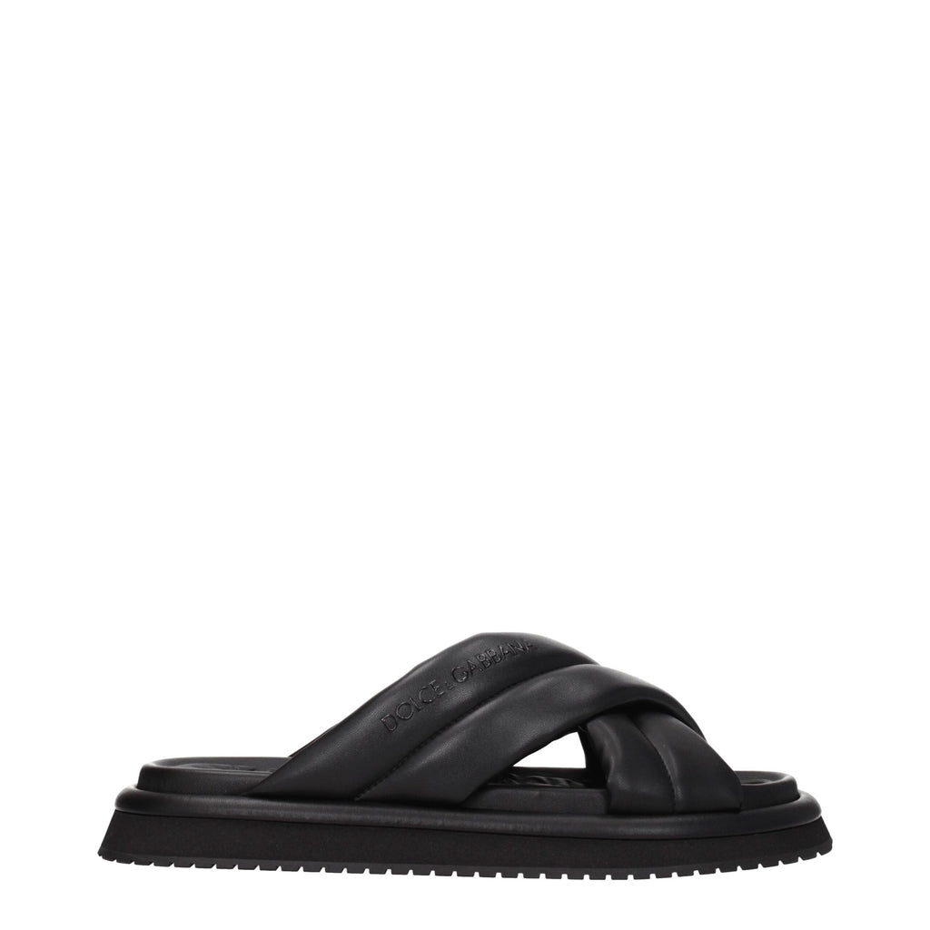 Chaussures slippers en cuir noir Dolce & Gabbana, élégantes et confortables, visibles sous tous leurs détails.