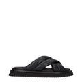 Chaussures slippers en cuir noir Dolce & Gabbana, élégantes et confortables, visibles sous tous leurs détails.
