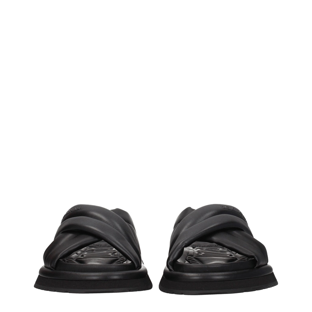 Chaussons en cuir noir Dolce & Gabbana, élégants et confortables, pour un look sophistiqué et tendance.