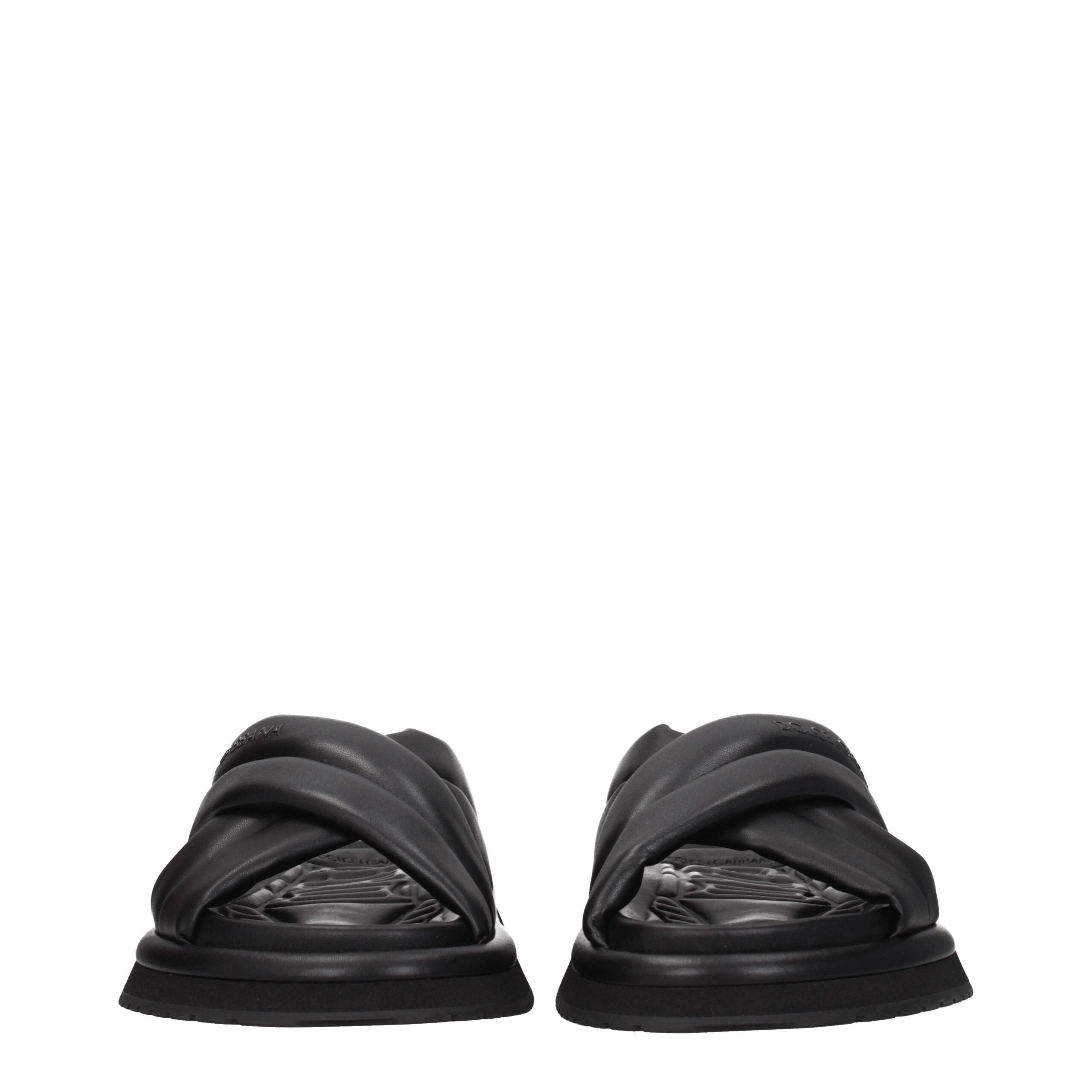 Chaussons en cuir noir Dolce & Gabbana, élégants et confortables, pour un look sophistiqué et tendance.