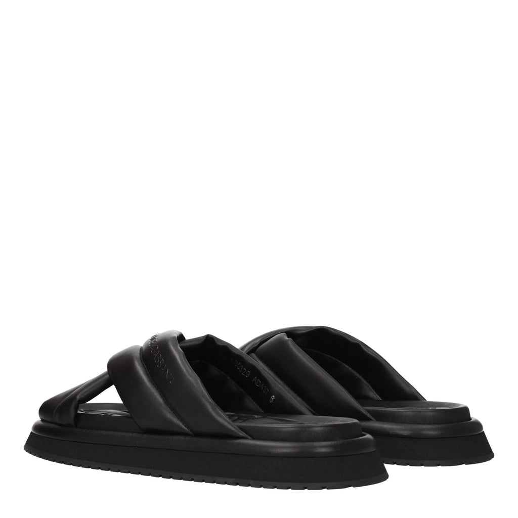 Chaussures slippers en cuir noir Dolce & Gabbana, élégantes et confortables, vues en gros plan.