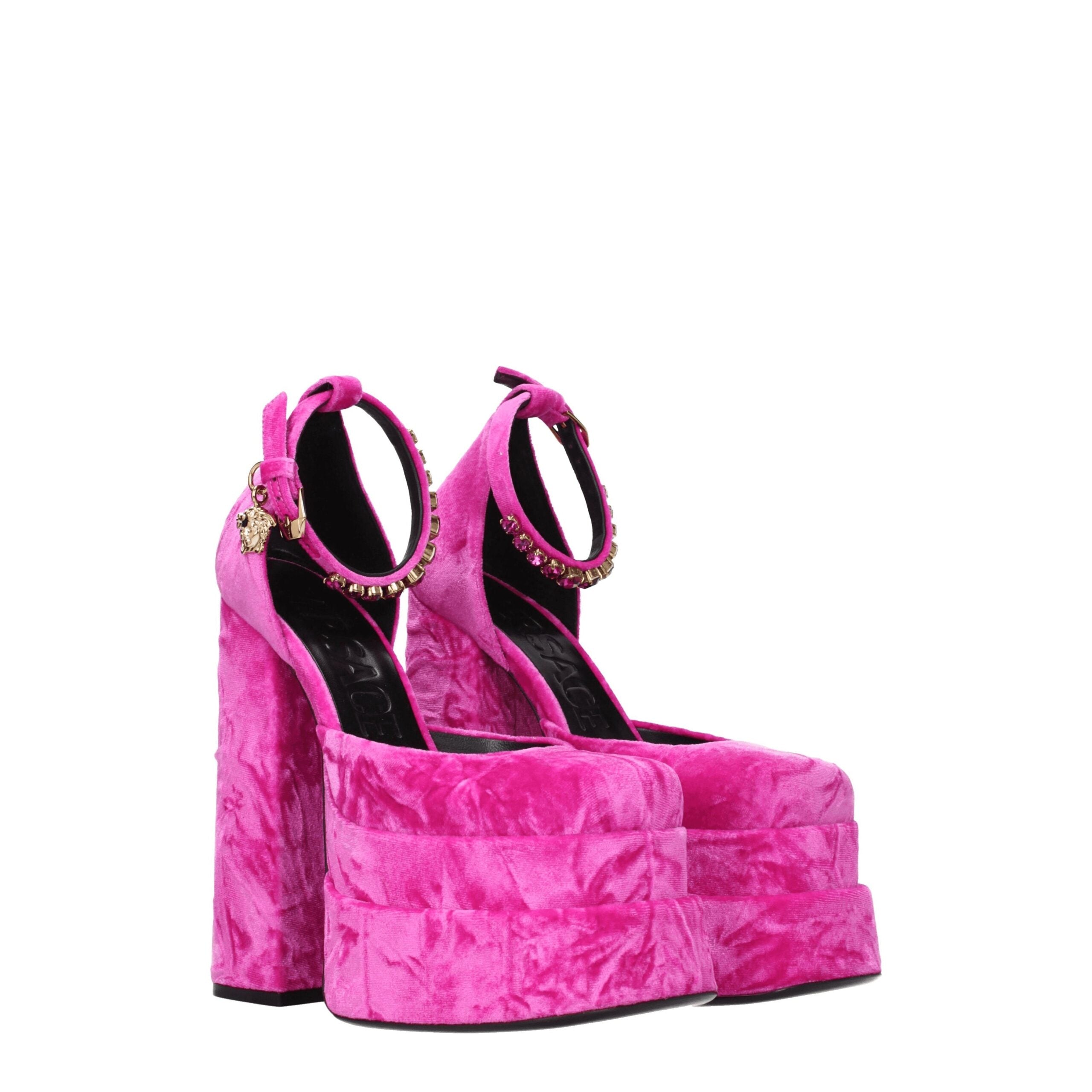 Sandales plateforme en velours rose Versace, style élégant avec talons hauts et détails sophistiqués.