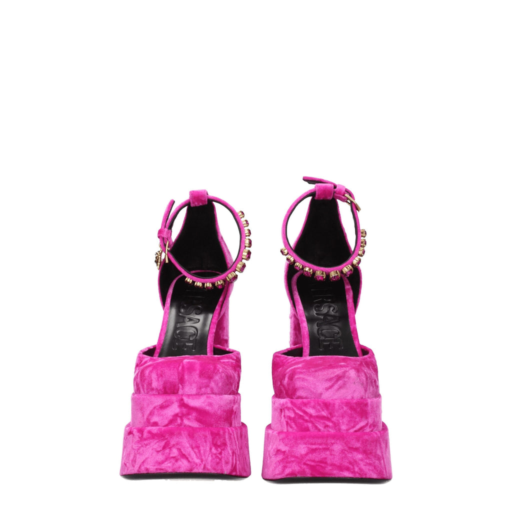 Sandales plateformes en velours rose Versace avec détails luxueux, visibles sur cette image.