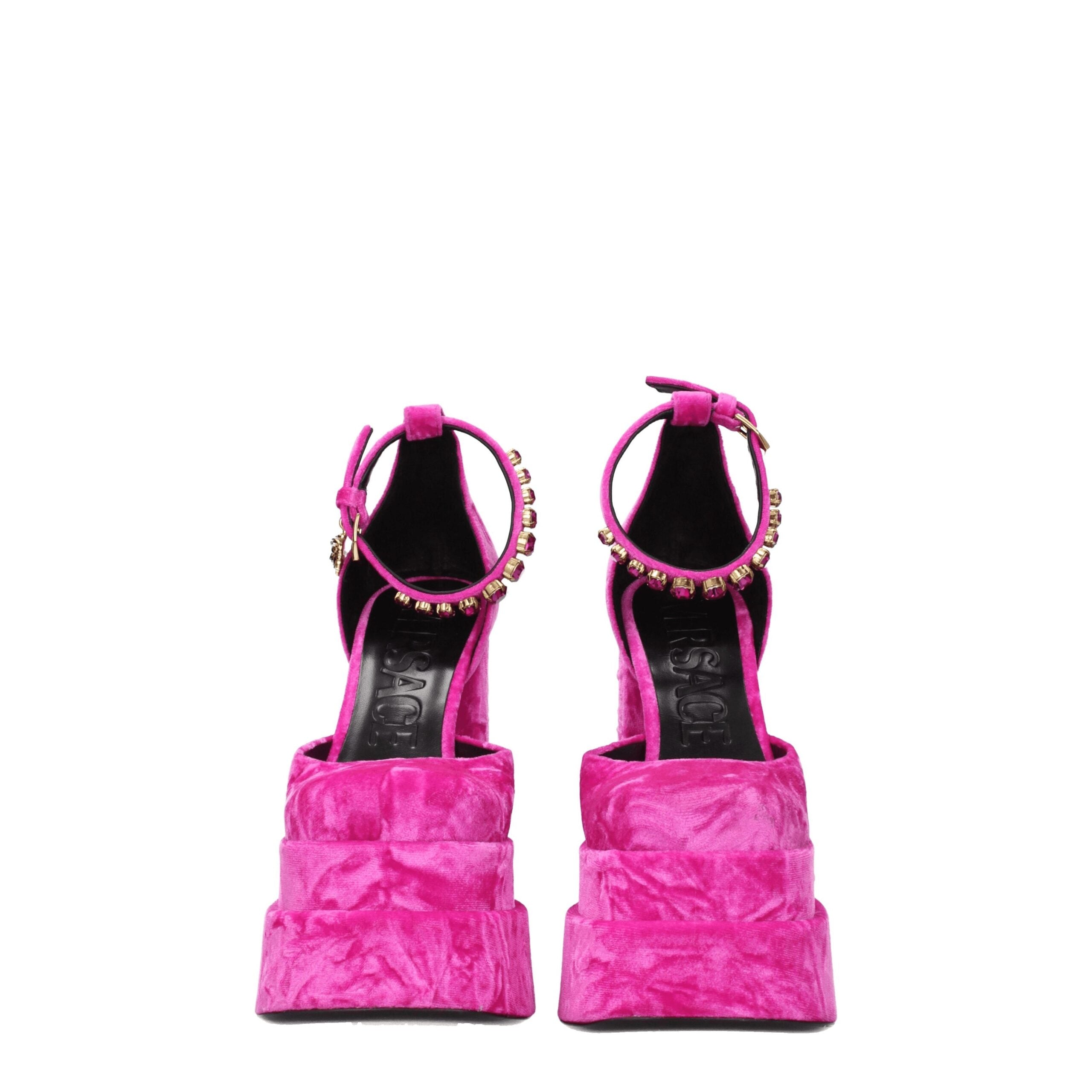 Sandales plateformes en velours rose Versace avec détails luxueux, visibles sur cette image.