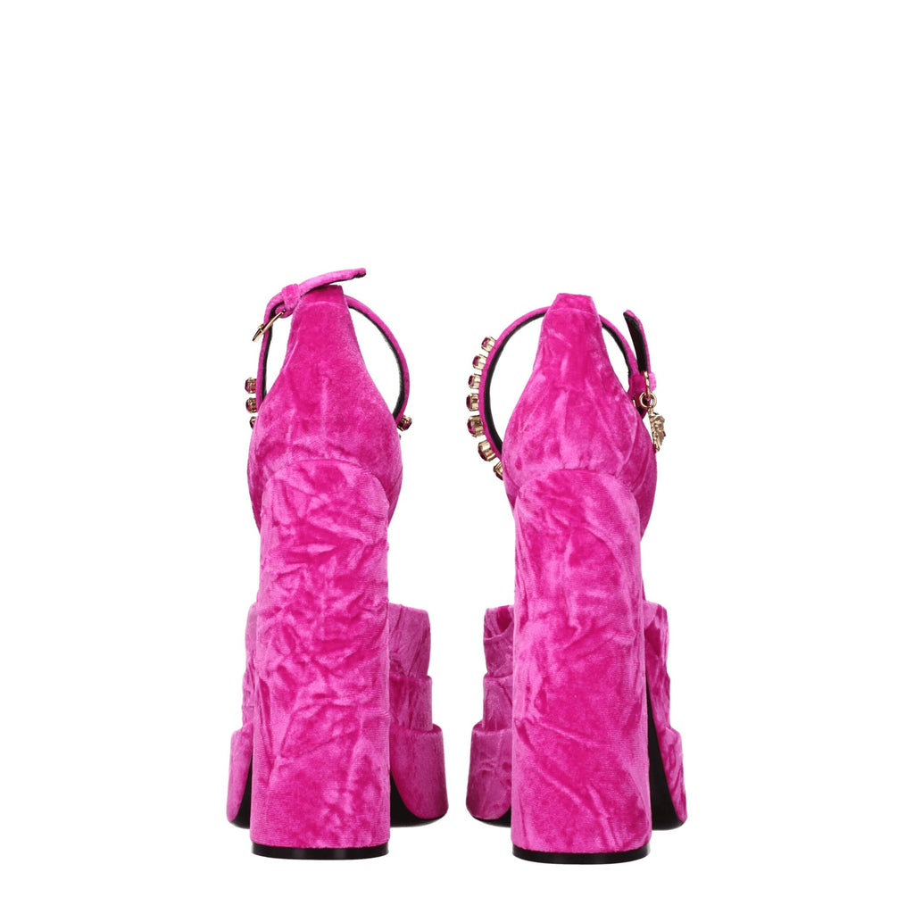 Sandales plateforme en velours rose Versace avec détails dorés et design élégant, parfaites pour une tenue sophistiquée.