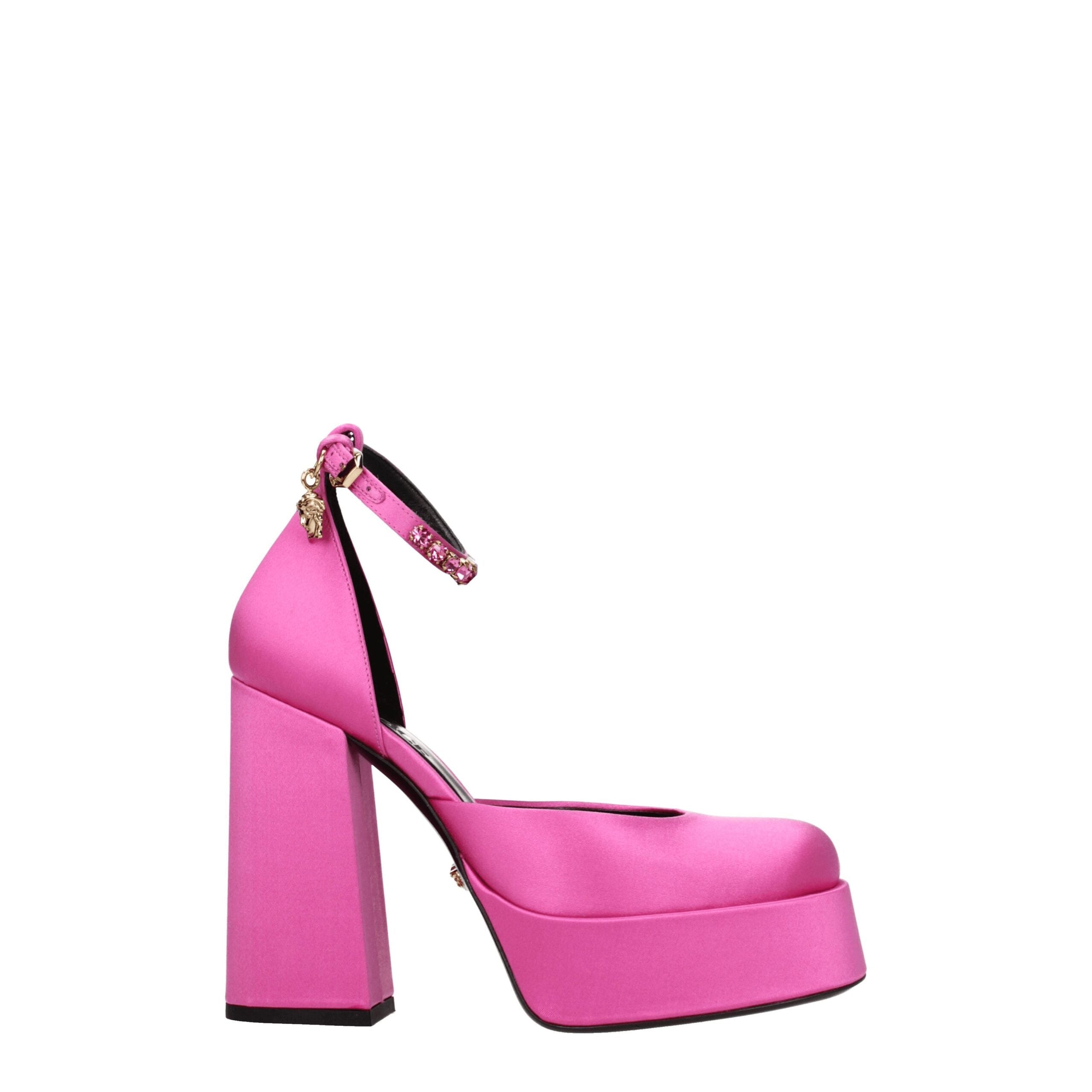 Chaussures à talons plateforme en satin rose Versace, élégantes et sophistiquées, avec design moderne et finition luxueuse.