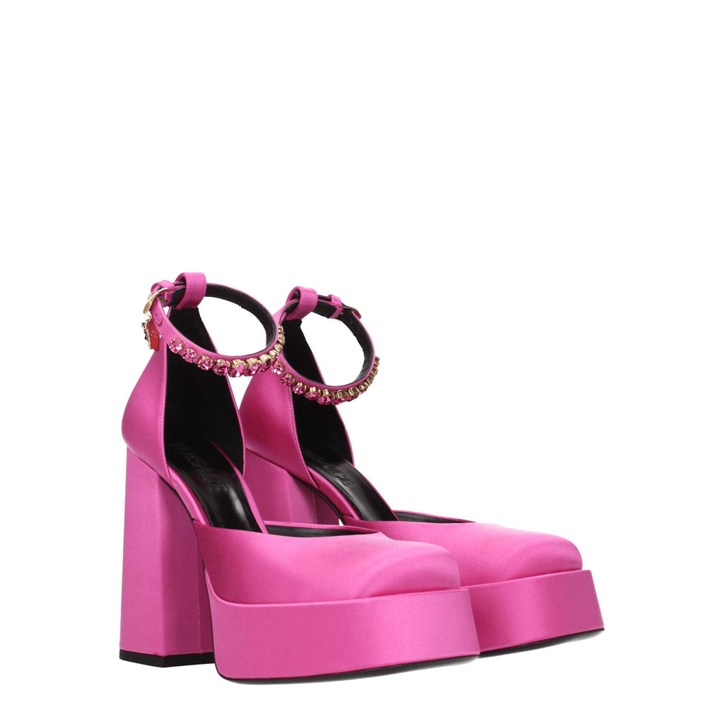 Chaussures à talons hauts en satin rose de Versace, plateforme élégante et sophistiquée, parfaites pour une occasion spéciale.
