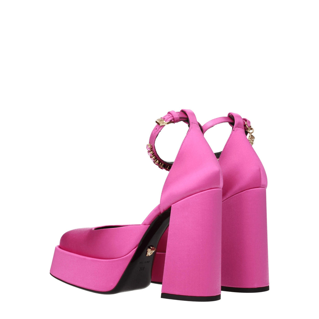 Escarpins plateforme en satin rose Versace avec talons hauts et détails élégants, parfaits pour une occasion sophistiquée.