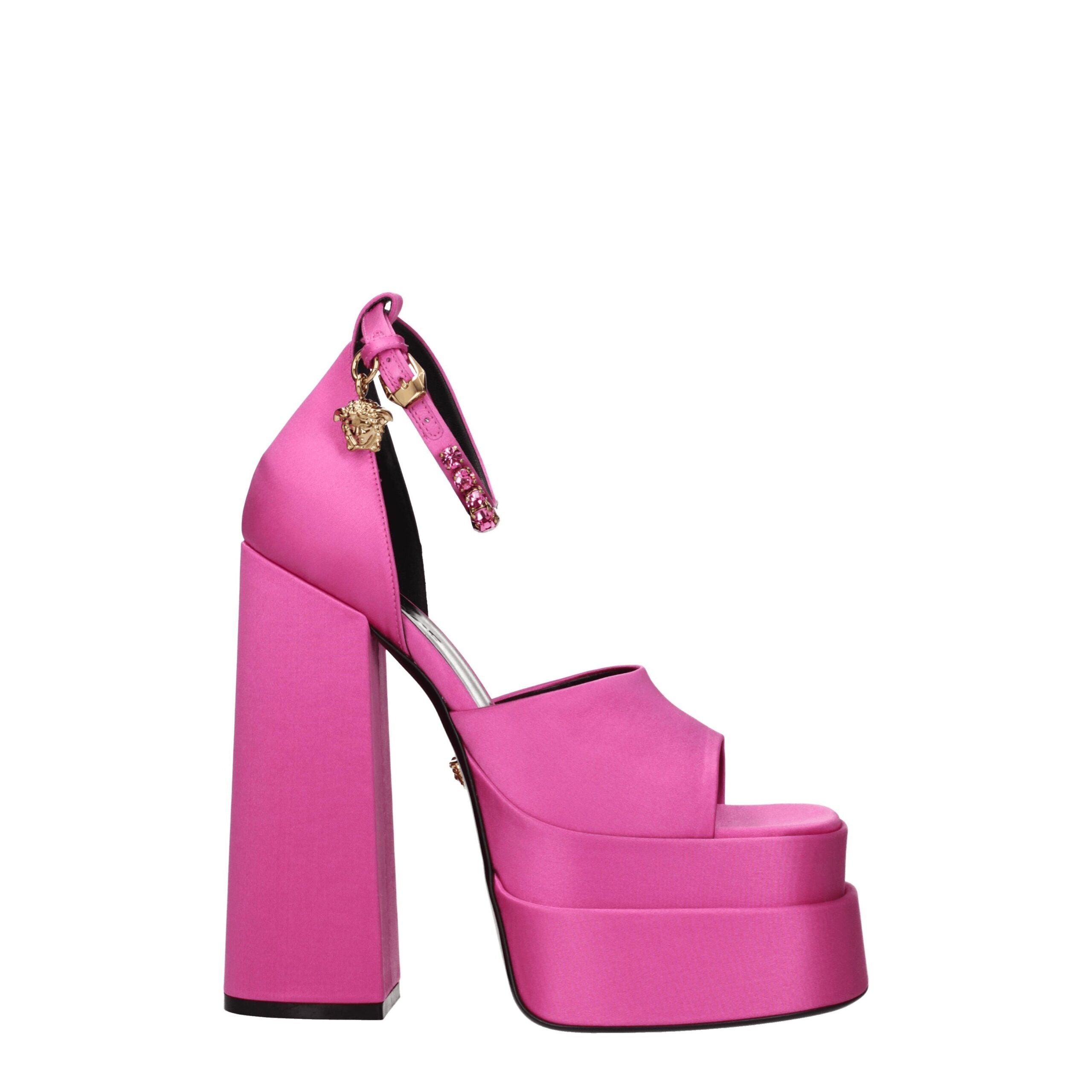 Sandales plateforme en satin rose de Versace, avec talons hauts et design élégant, visibles dans l'image.