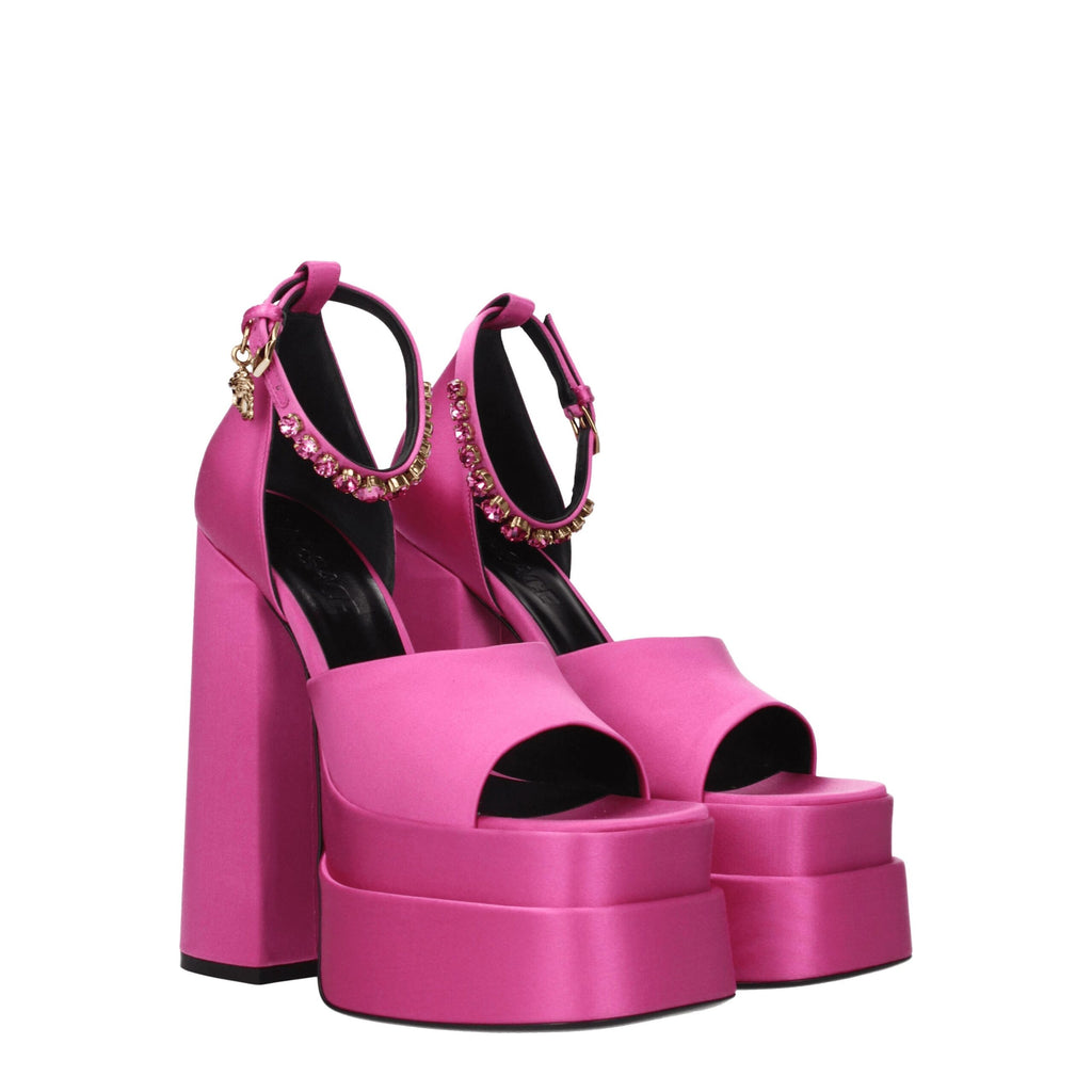 Sandales platform en satin rose Versace, élégantes et confortables, avec détails sophistiqués visibles sur la chaussure.