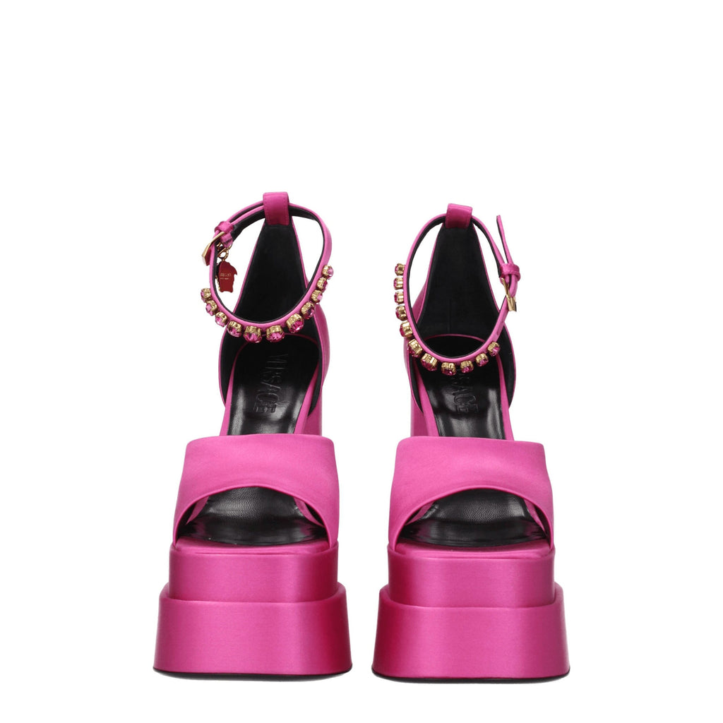 Sandales plateforme en satin rose Versace, élégantes et sophistiquées, avec design tendance visible sur l'image.