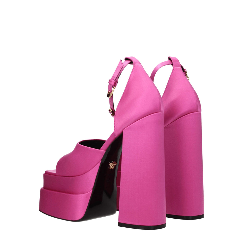 Sandales plateforme en satin rose de Versace, élégantes et sophistiquées, avec talons hauts et design luxueux.