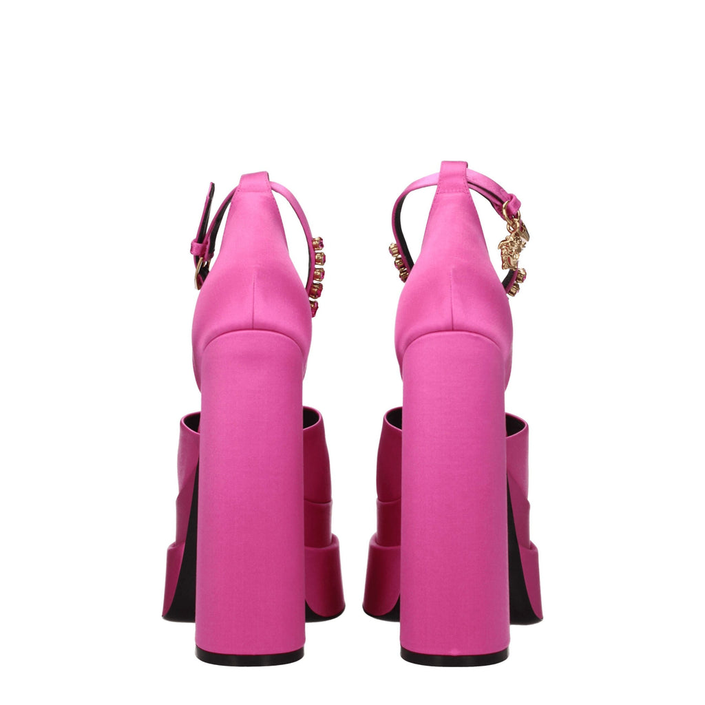 Sandales à plateforme en satin rose de Versace avec design élégant et détails sophistiqués visibles en gros plan.