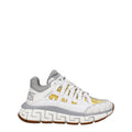 Chaussures de sport blanches Versace en tissu avec semelles épaisses et design élégant, parfaites pour le sport et le casual.
