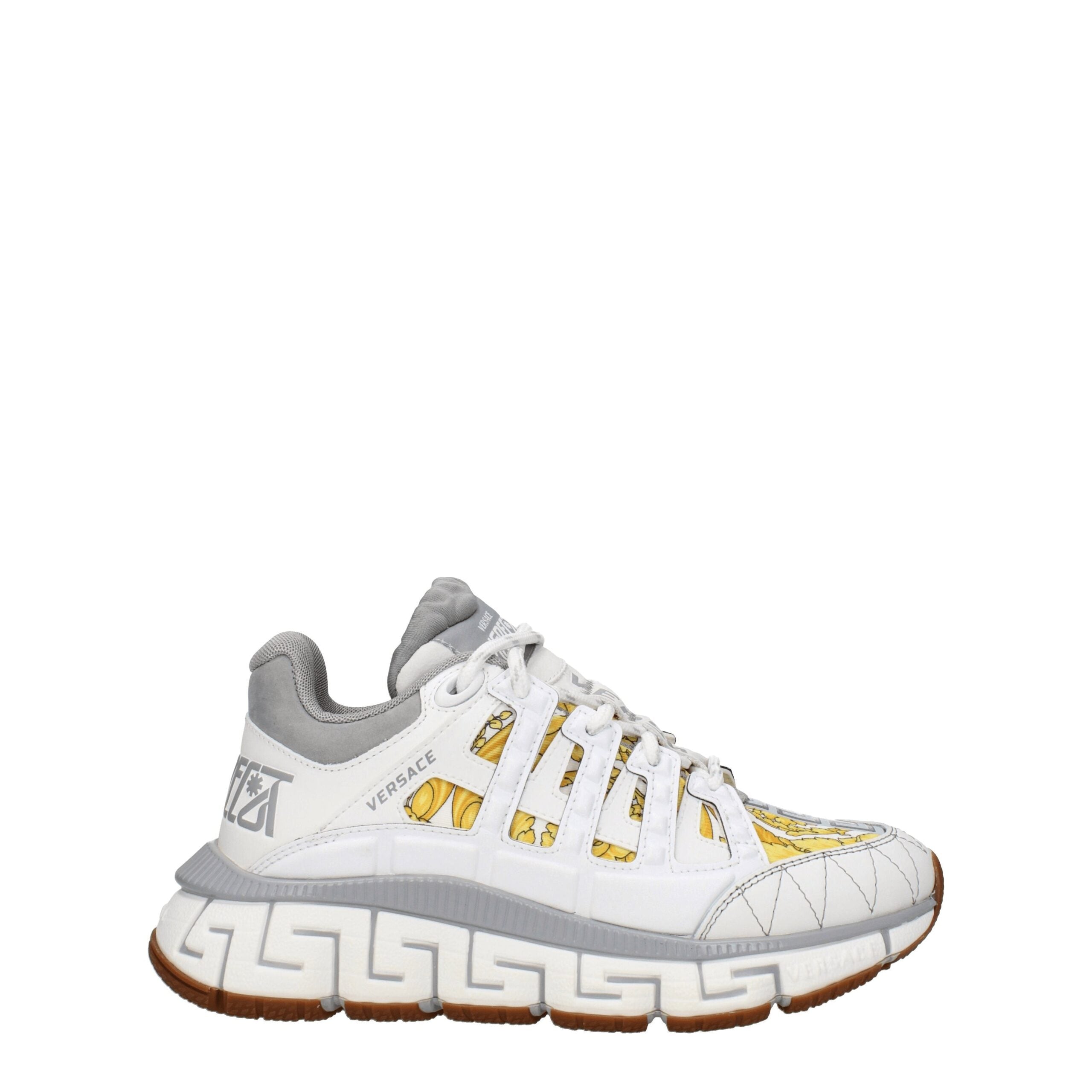 Chaussures de sport blanches Versace en tissu avec semelles épaisses et design élégant, parfaites pour le sport et le casual.