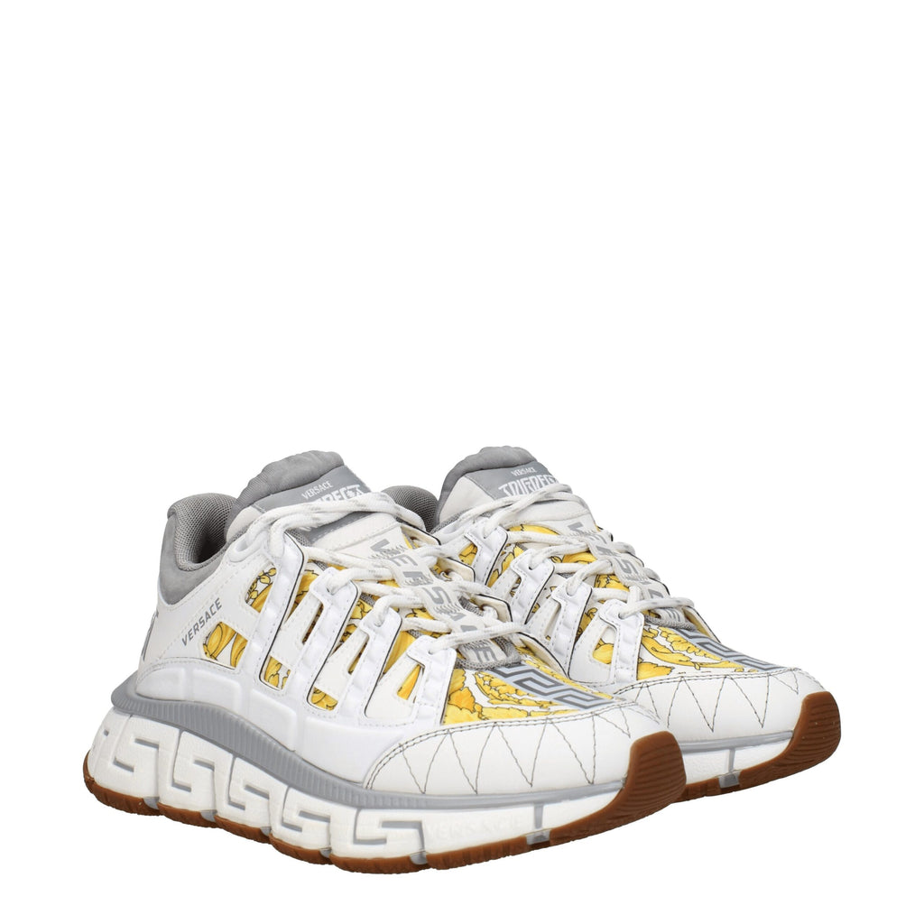 Chaussures de sport blanches Versace en tissu, sneakers athlétiques élégants avec logo emblématique, vue de face.