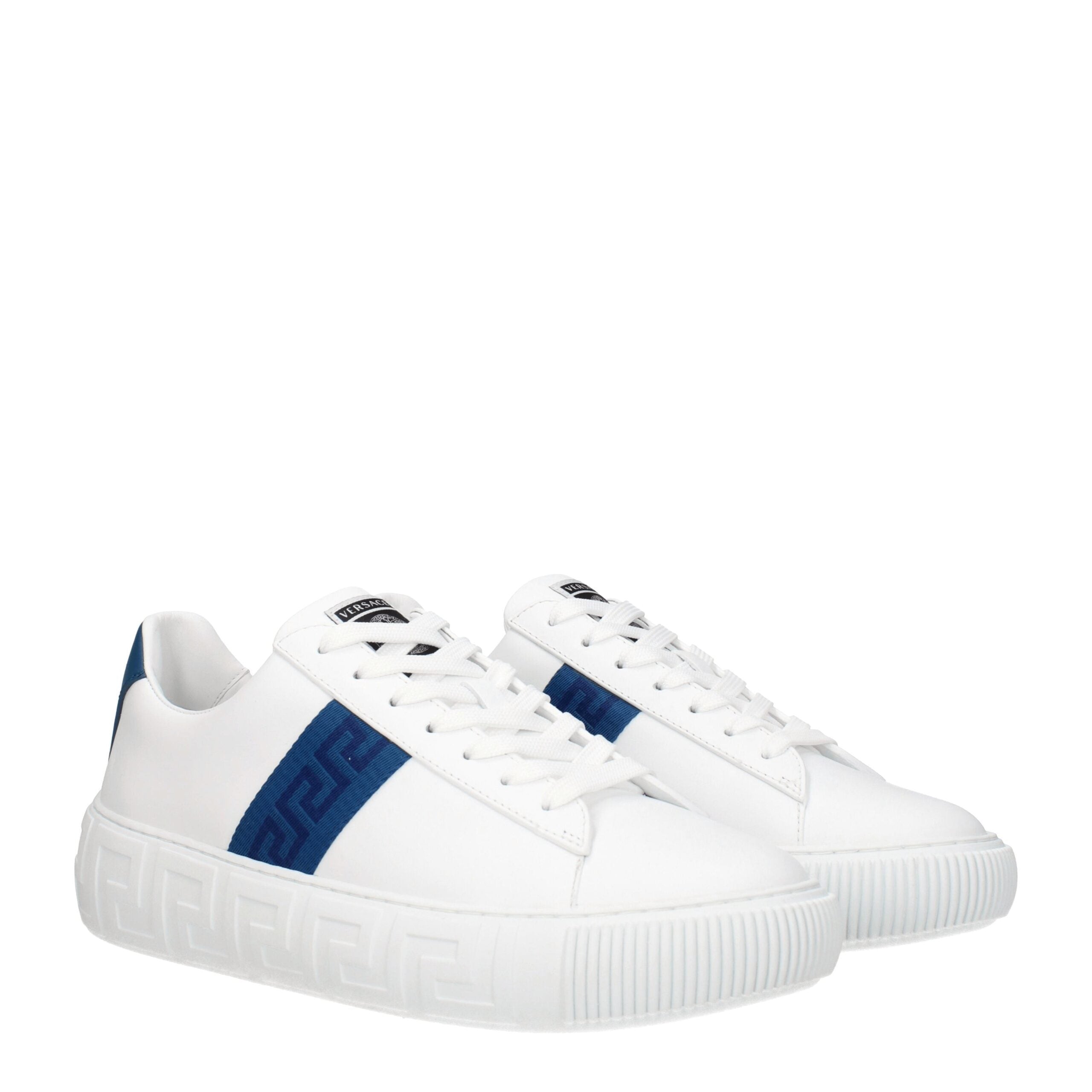 Chaussures basses en cuir blanc de Versace, sneakers low top élégants et modernes, visibles avec détails de la marque.