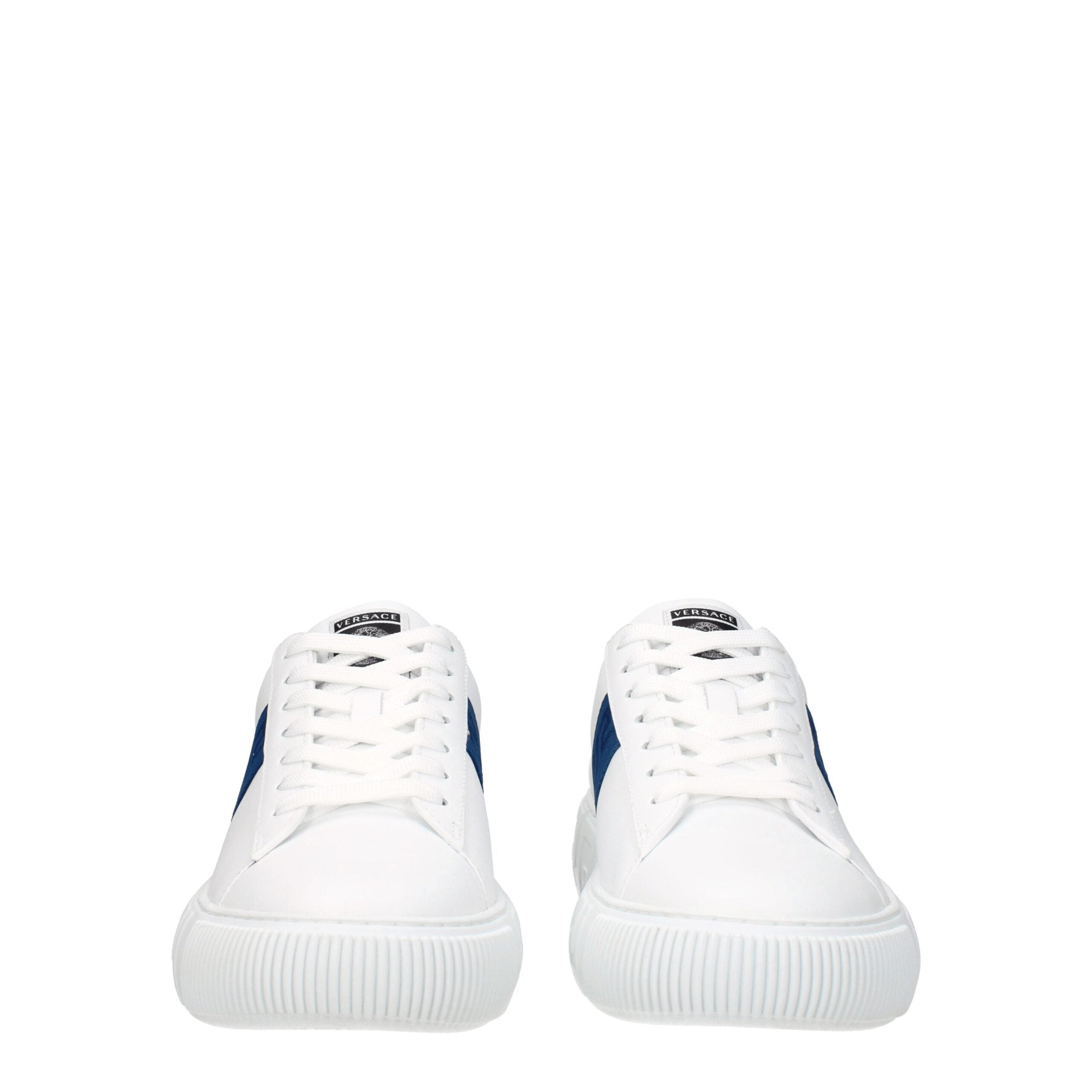 Chaussures basses en cuir blanc de Versace, sneakers élégants pour homme avec design moderne et logo distinctif.