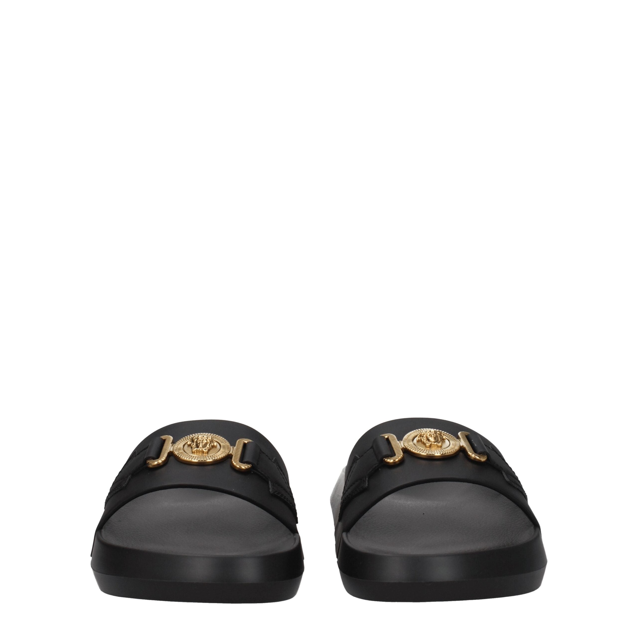 Pantoufles en cuir noir Versace, élégantes et confortables, avec logo emblématique visible sur le dessus.