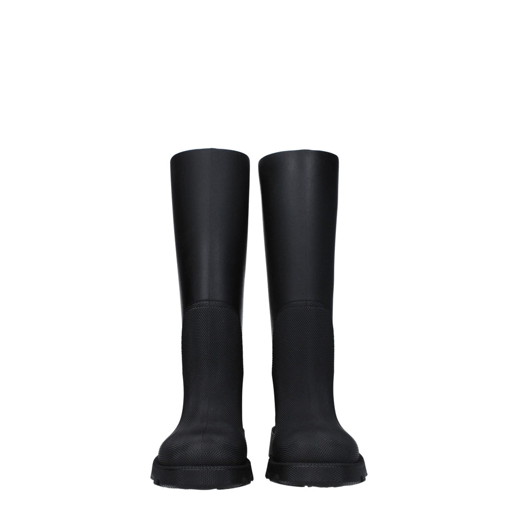 Bottes de pluie en coton noir de la marque Burberry, avec logo emblématique sur le côté, conçues pour la pluie et l’extérieur.