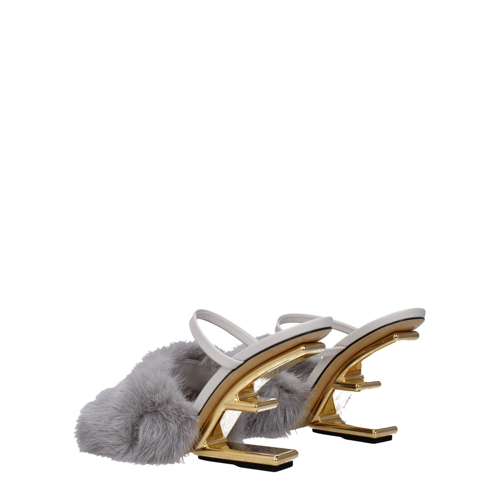 Fendi Slipper aus grauem Nerzfell