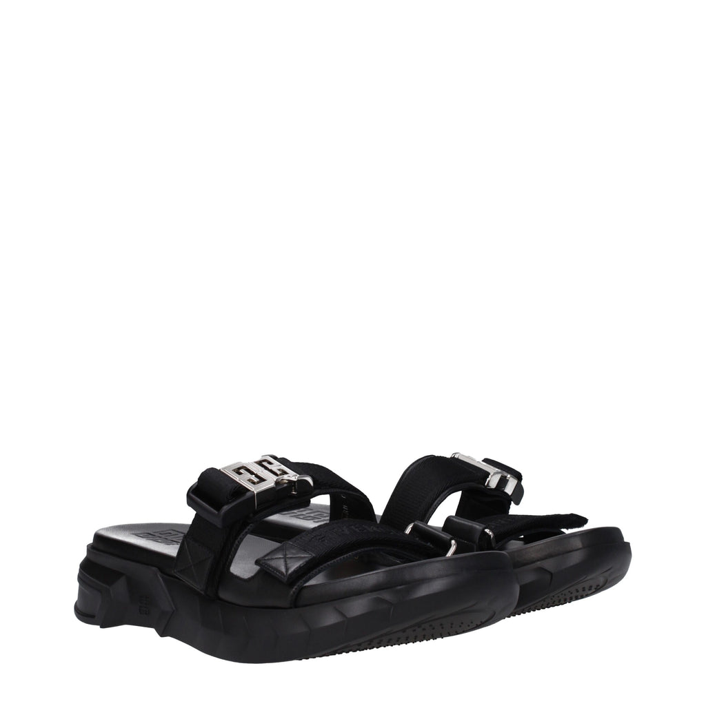 Pantoufles Givenchy en tissu noir, confortables et élégantes, avec logo Givenchy visible sur le dessus.
