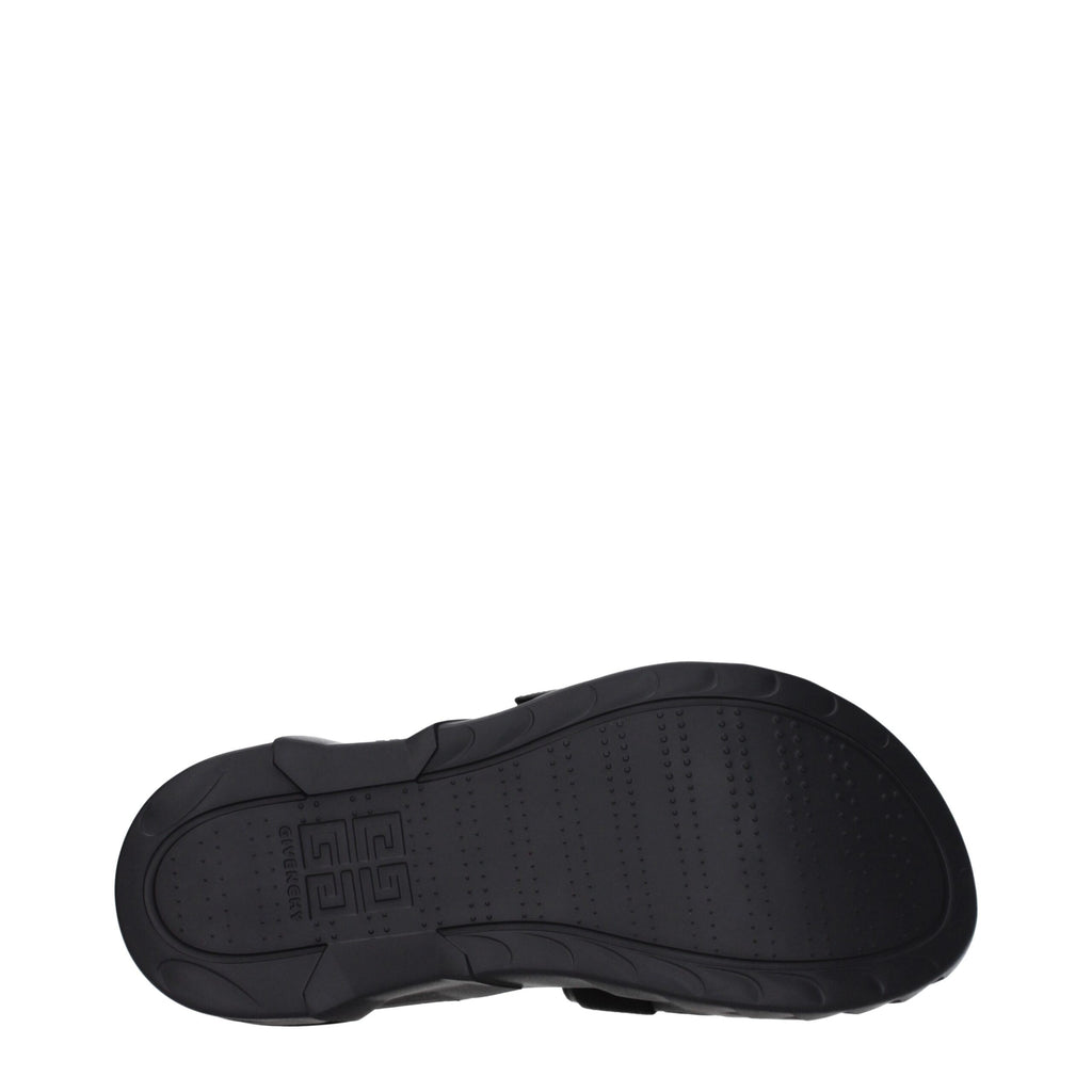 Chaussons en tissu noir de Givenchy, élégants et confortables, pour un style sophistiqué.
