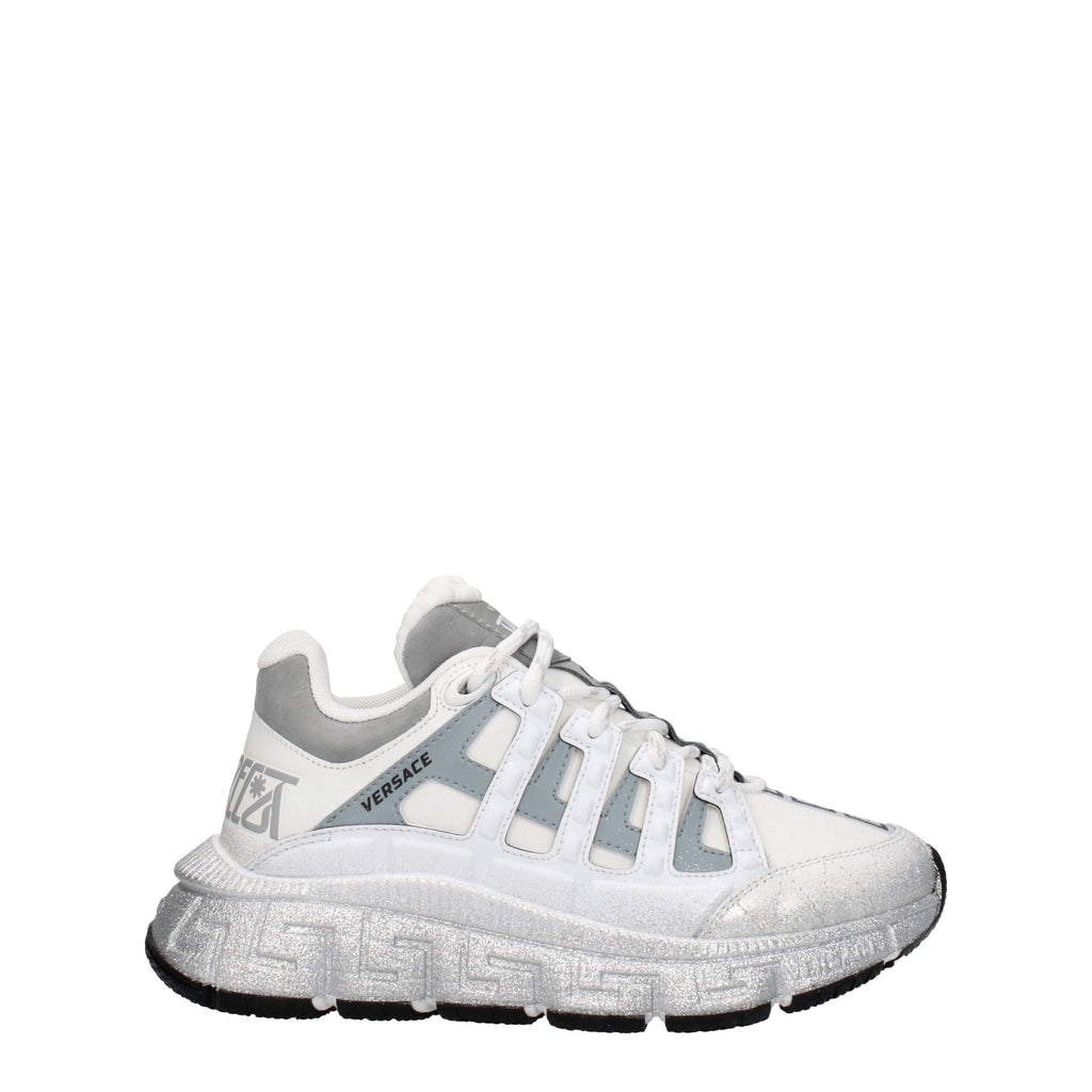 Chaussures de sport blanches Versace en tissu, sneakers athlétiques élégants et confortables pour homme.