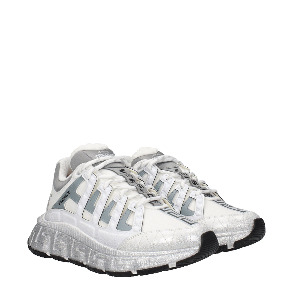 Sneakers athlétiques en tissu blanc de Versace, style sportif avec design élégant et détails modernes.