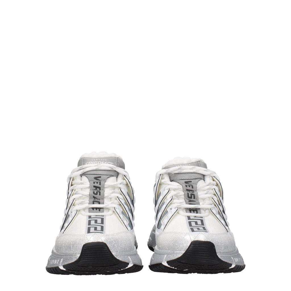 Chaussures de sport blanches Versace en tissu, baskets athlétiques élégantes avec logo de la marque.
