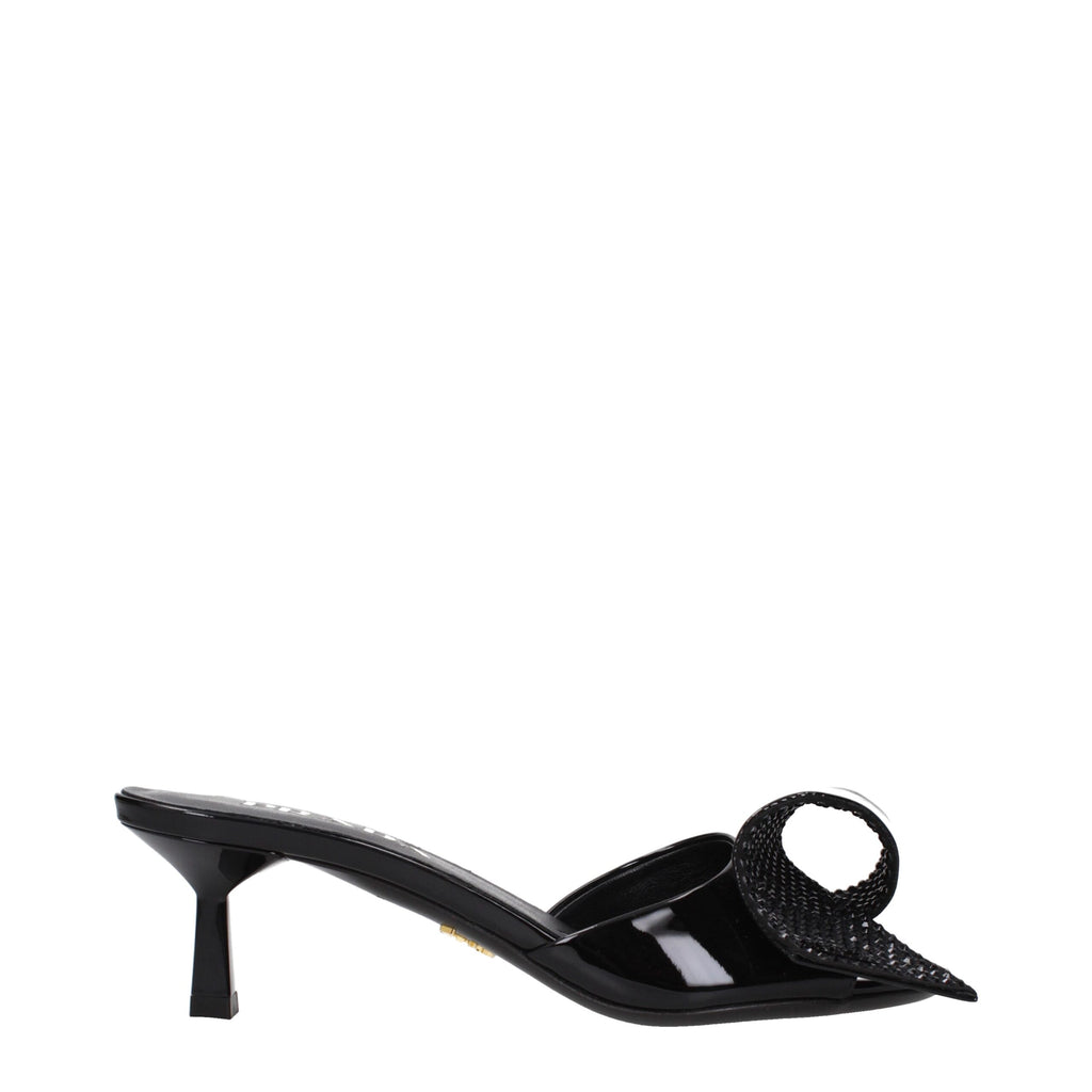 Sandales en cuir noir Prada pour femmes, avec design élégant et détails sophistiqués visibles sur l'image.