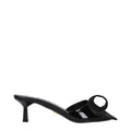 Sandales en cuir noir Prada pour femmes, avec design élégant et détails sophistiqués visibles sur l'image.