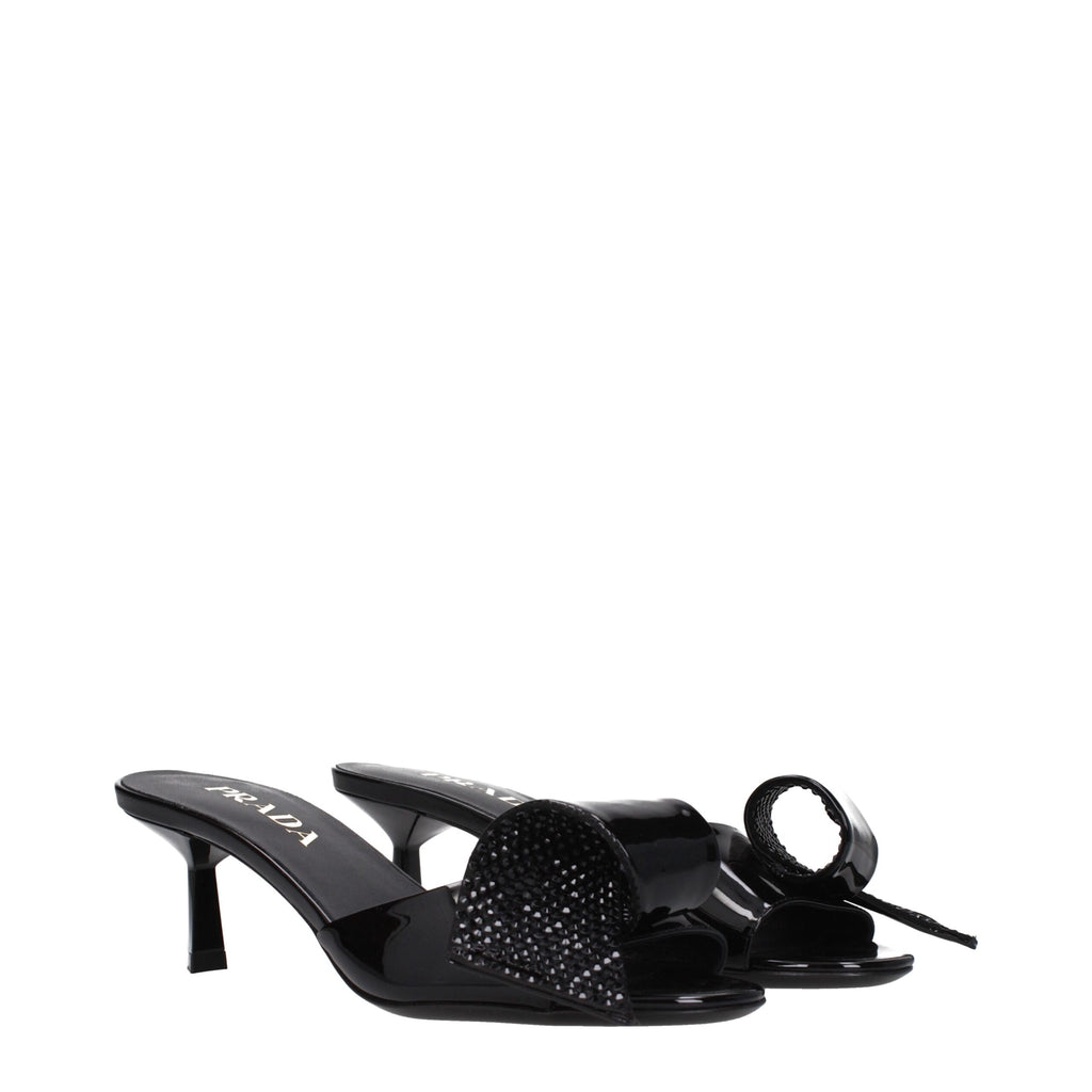 Sandales en cuir noir Prada, élégantes et sophistiquées, avec design minimaliste et finitions soignées.