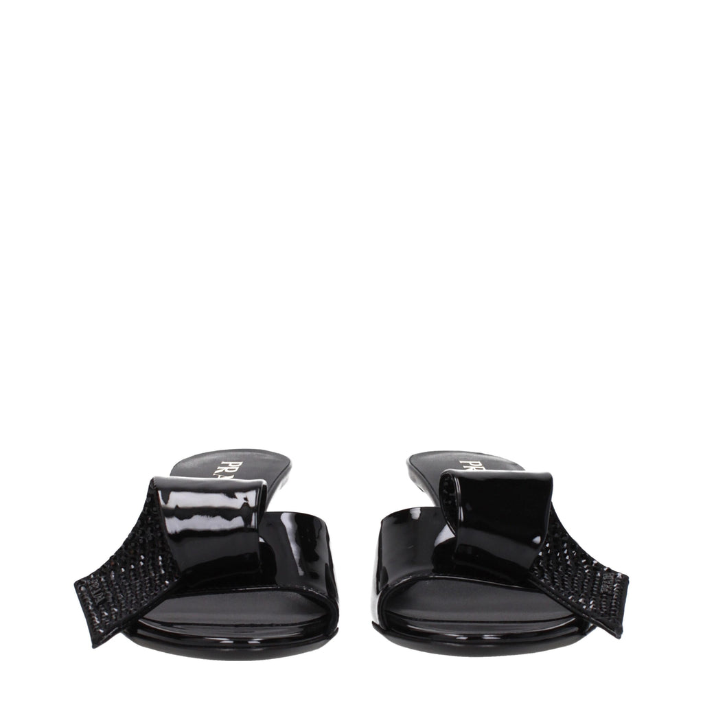Sandales en cuir noir Prada pour femmes, finition élégante et design sophistiqué, parfaites pour un look chic et moderne.