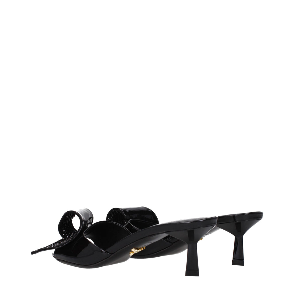 Sandales en cuir noir Prada pour femmes, avec design élégant et détails sophistiqués, visibles sur la photo.