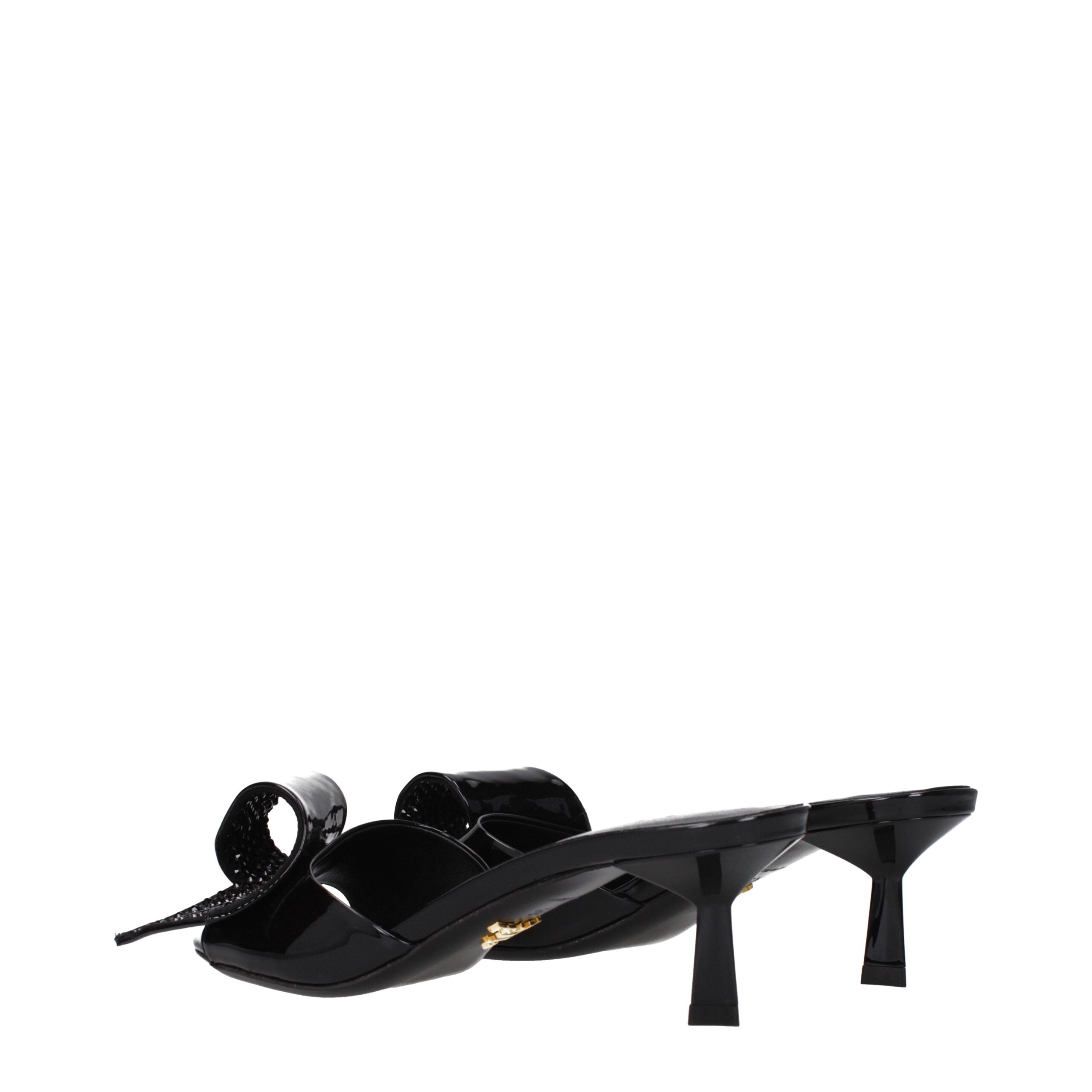 Sandales en cuir noir Prada pour femmes, avec design élégant et détails sophistiqués, visibles sur la photo.